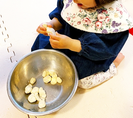 1歳児の室内遊びには小麦粉粘土がオススメ 二時間夢中で遊んだ小麦粉粘土の作り方 双子とくらせば